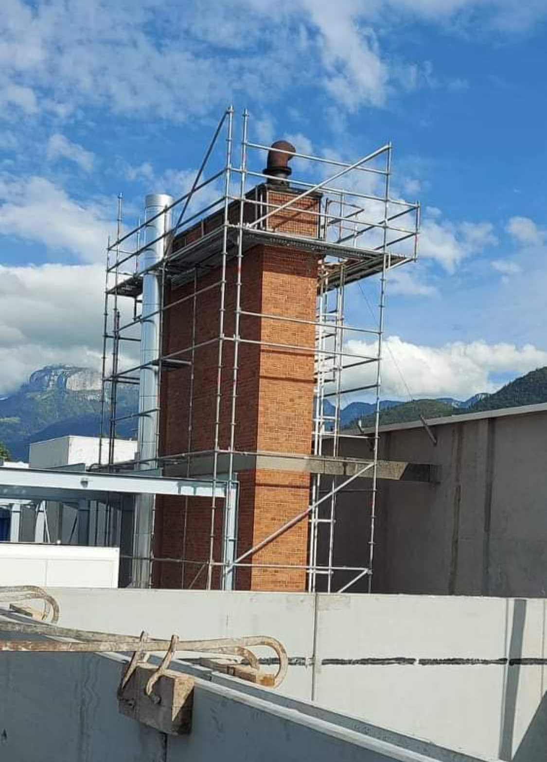 Montage spécifique d'échafaudage sur une cheminée, à Annecy, 74000